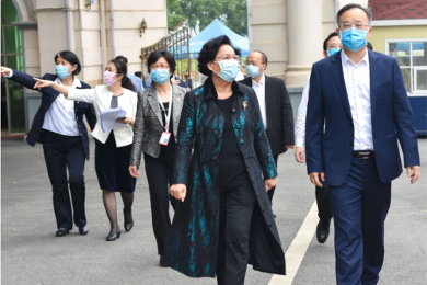 自治区副主席黄俊华莅临学院检查开学准备工作情况